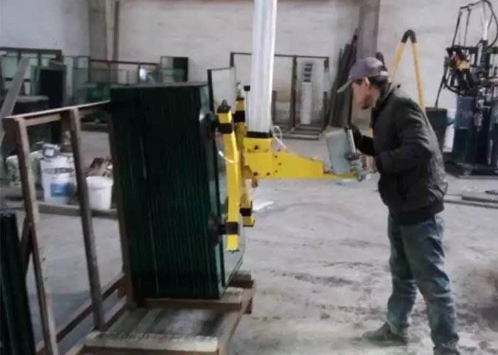 लिफ्टिंग कैंटिलीवर क्रेन 800KG इंसुलेटिंग ग्लास प्रोडक्शन लाइन और ग्लास क्रैन चार चूसने वाले के साथ