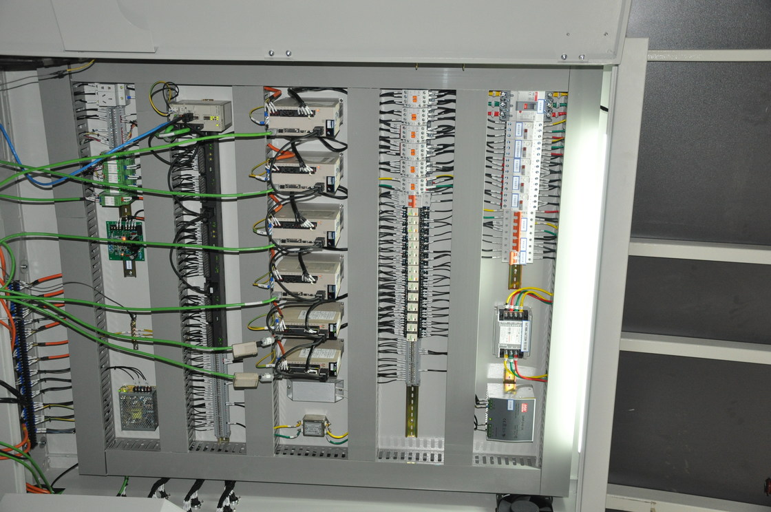 वर्टिकल इंसुलेटिंग ग्लास प्रोडक्शन लाइन / इंसुलेटिंग ग्लास सीलिंग रोबोट 8 सर्वो मोटर्स