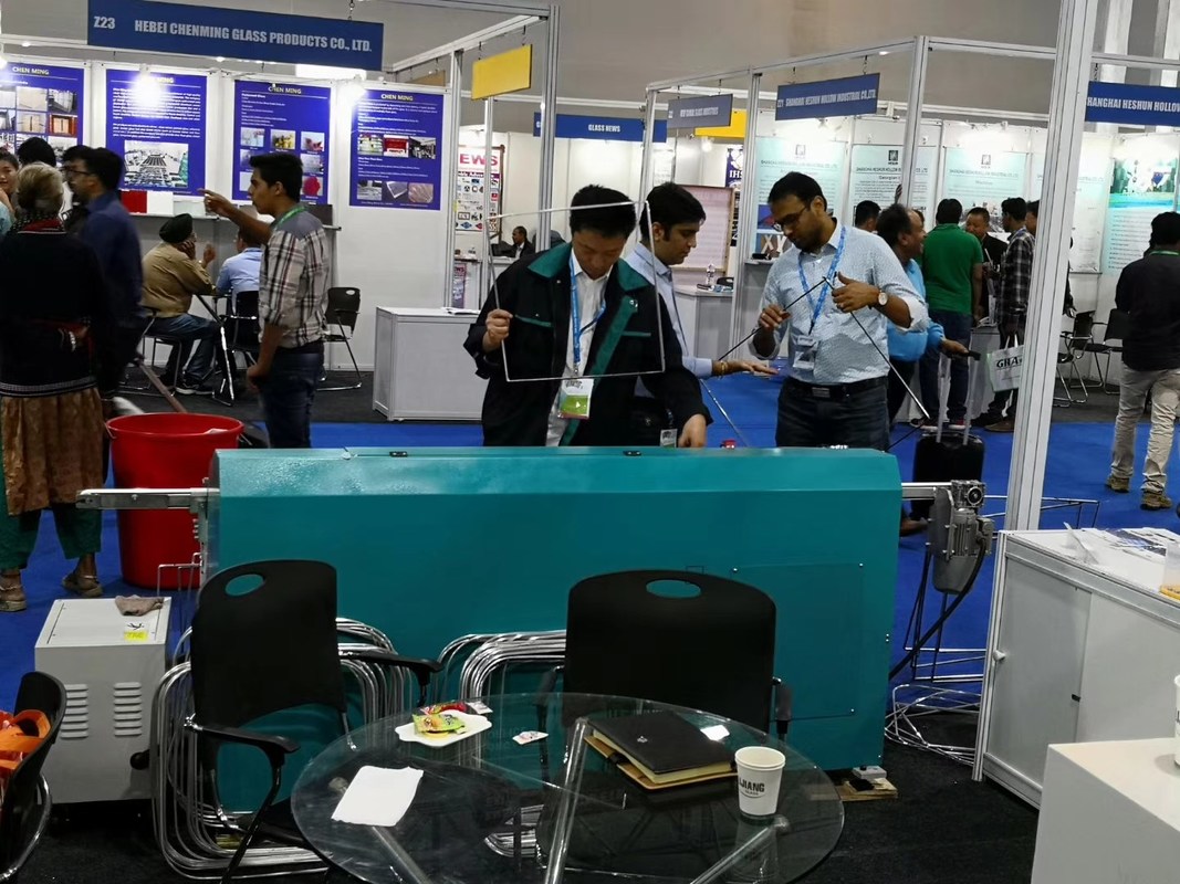 LJTB01 ब्यूटाइल एक्सट्रूजर मशीन के प्रकार का उपयोग एल्यूमीनियम स्पेसर फ्रेम को गर्म पिघल ब्यूटाइल के साथ समान रूप से फैलाने के लिए किया जाता है।