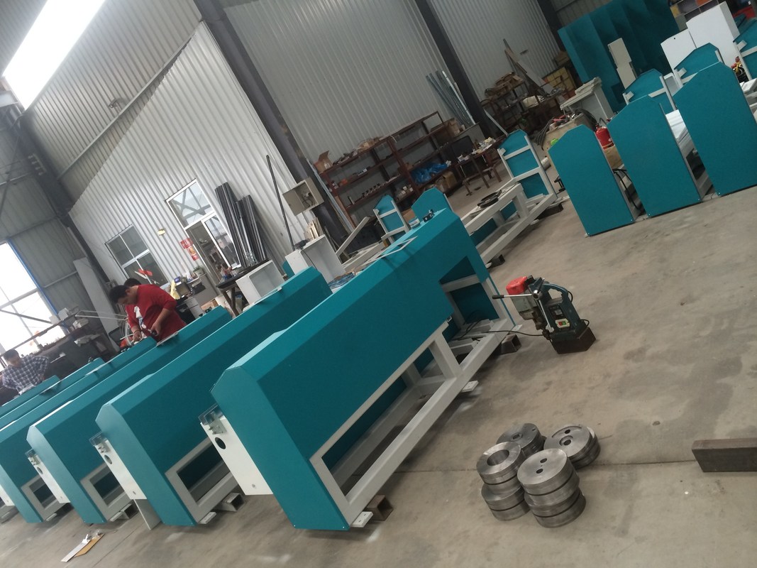 LJTB01 ब्यूटाइल एक्सट्रूजर मशीन के प्रकार का उपयोग एल्यूमीनियम स्पेसर फ्रेम को गर्म पिघल ब्यूटाइल के साथ समान रूप से फैलाने के लिए किया जाता है।