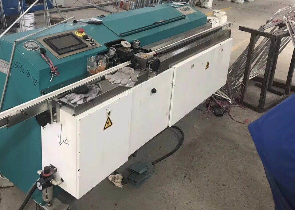 LJTB01 ब्यूटाइल एक्सट्रूजर मशीन का उपयोग एल्यूमीनियम स्पेसर फ्रेम को गर्म पिघल ब्यूटाइल के साथ समान रूप से फैलाने के लिए किया जाता है।