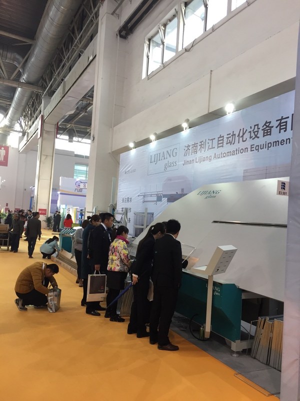 स्वचालित स्पेसर झुकने वाली मशीन इन्सुलेट ग्लास के एल्यूमीनियम फ्रेम बनाने के लिए एक विशेष उपकरण है