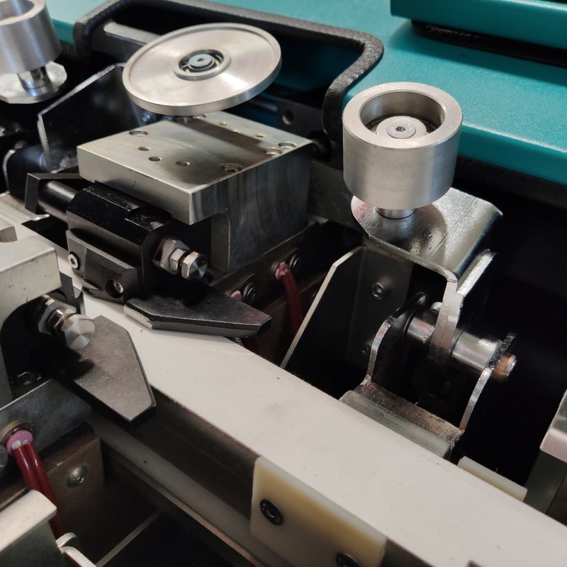 स्पेसर बार और इंसुलेटिंग ग्लास एल्युमिनियम स्ट्रिप लैमिनेटिंग के लिए ऑटोमैटिक डिसेकेंट मॉलिक्यूलर सेव फिलिंग मशीन