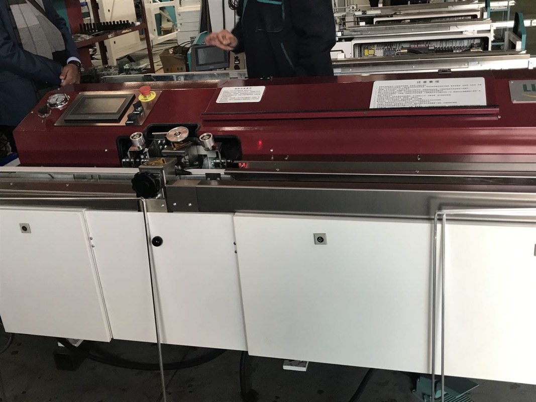 डबल ग्लास सील करने के लिए कोटिंग स्पेसर फ्रेम के लिए स्वचालित ब्यूटाइल एक्सट्रूडर मशीन का उपयोग किया जाता है