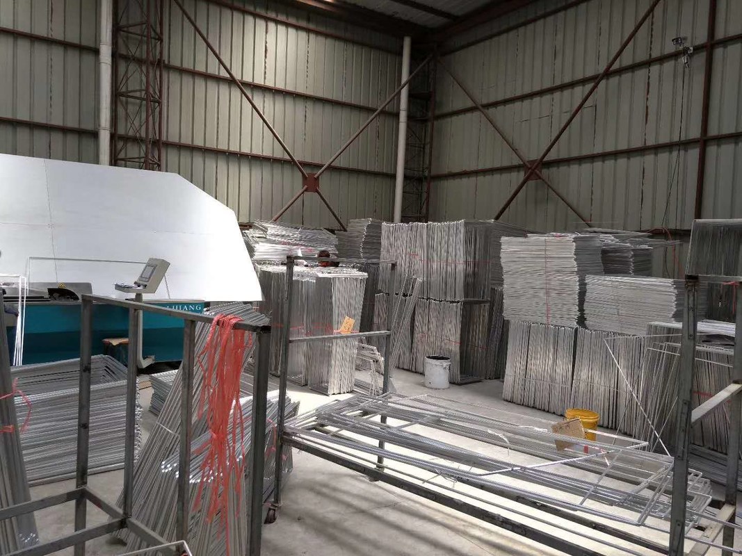 रंग अनुकूलित सटीक कोण mm 0.5 मिमी स्पेसर झुकने मशीन